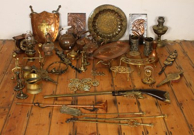 Lot 716 - A collection of mixed brass and other metalwares