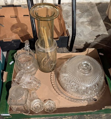 Lot 670 - A collection of glassware, including a cake...