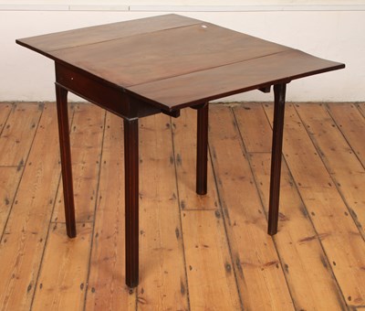 Lot 542 - A 19th century mahogany pembroke table