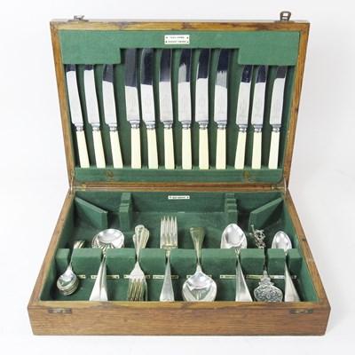 Lot 419 - An early 20th century canteen of silver plated...