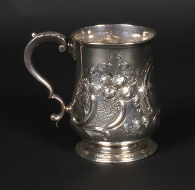 Lot 48 - A George III silver half pint mug, repousse...