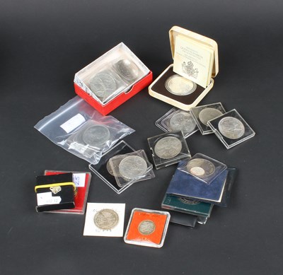 Lot 125 - A collection of mainly commemorative coins, to...