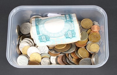 Lot 141 - A collection of mixed world coinage and banknotes