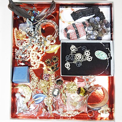 Lot 218 - A collection of costume jewellery