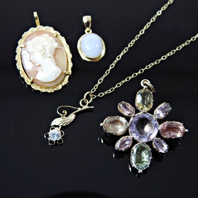 Lot 125 - A 9 carat gold pendant necklace, together with...