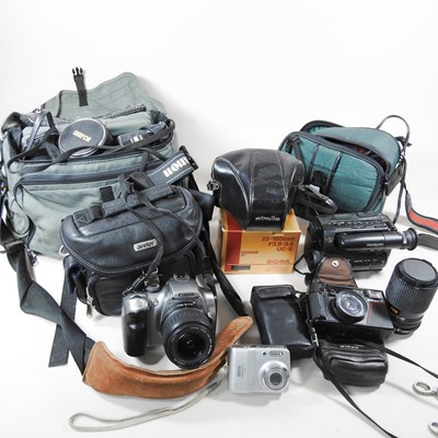 Lot 556 - A Minolta SRT 101 camera, together with a...