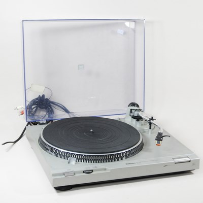 Lot 621 - A Technics record player