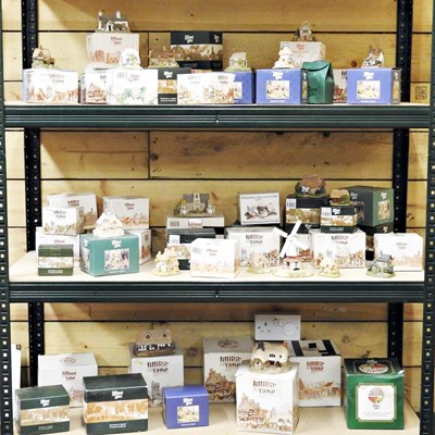 Lot 348 - A large collection of Lilliput Lane model...