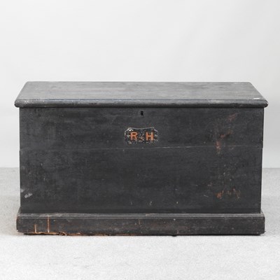 Lot 553 - An early 20th century carpenter's tool chest,...