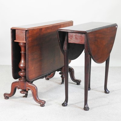 Lot 532 - A George III mahogany drop leaf side table,...