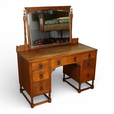 Lot 353 - An early 20th century oak dressing table