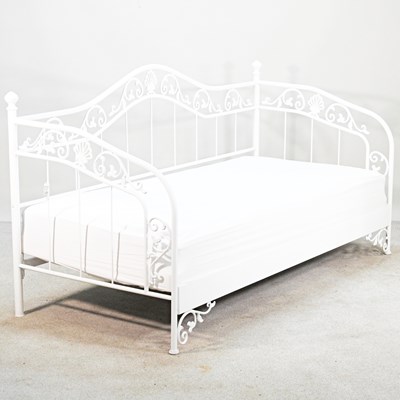Lot 119 - A modern white painted day bed