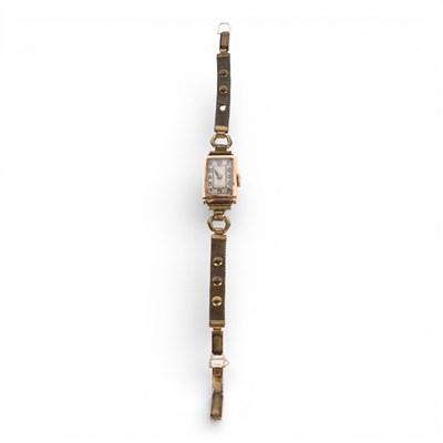 Lot 22 - A 9 carat yellow gold cased Art Deco tank...