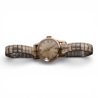 Lot 40 - A ladies 9 carat yellow gold cased wristwatch,...