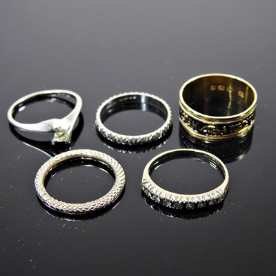 Lot 145 - A George III enamelled gilt mourning ring,...