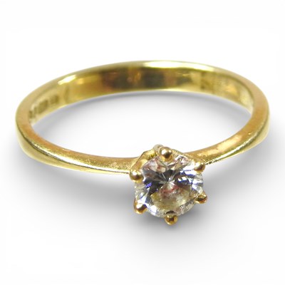 Lot 44 - An 18 carat gold solitaire diamond ring, 2.4g,...