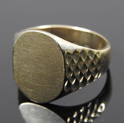 Lot 15 - A 9 carat gold signet ring, with textured...