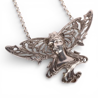 Lot 74 - An Art Nouveau necklace with silver chain, 22g