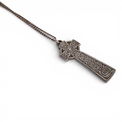 Lot 79 - A Celtic cross necklace, silver, 7g