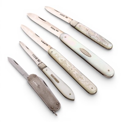 Lot 33 - A collection of five mother of pearl handled...