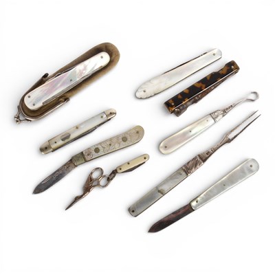 Lot 28 - A collection of six mother of pearl handled...