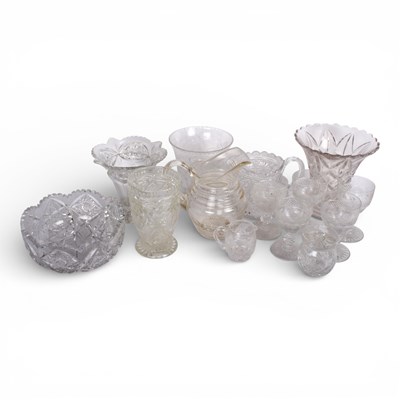 Lot 184 - A collection of glassware, to include a...