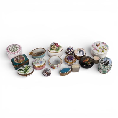 Lot 187 - A collection of trinket boxes and table salts,...