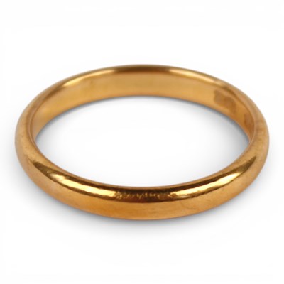 Lot 29 - A 9 carat yellow gold wedding band, 2g