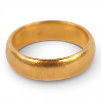 Lot 4 - A 22ct yellow gold wedding band, 6g