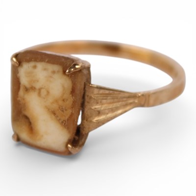 Lot 51 - A 9 carat yellow gold cameo ring, 1.5g