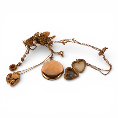 Lot 12 - A collection of 9 carat gold and yellow metal...