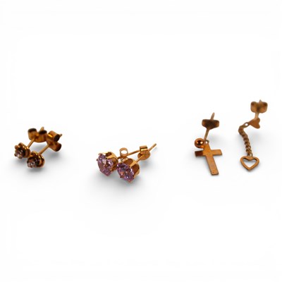 Lot 58 - A collection of various earrings, to inlcude 9...