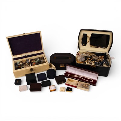 Lot 42 - A collection of mainly costume jewellery, to...