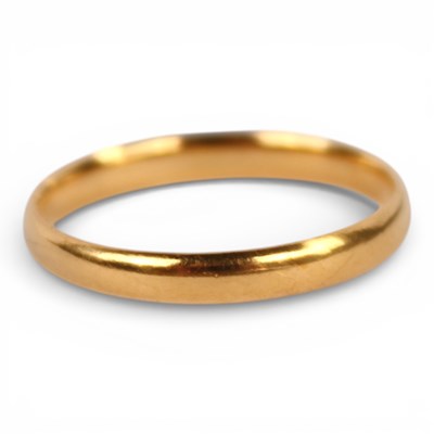Lot 82 - A gold wedding band, marks unreadable, 2.1g