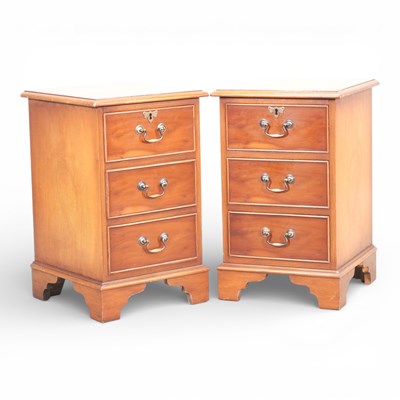 Lot 169 - A pair of reproduction bedside chests, on...
