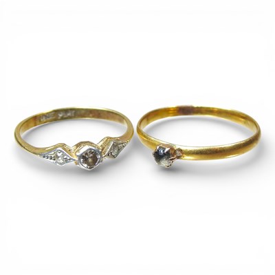 Lot 520 - A 22 carat gold and topaz ring, 1.2g, size L,...