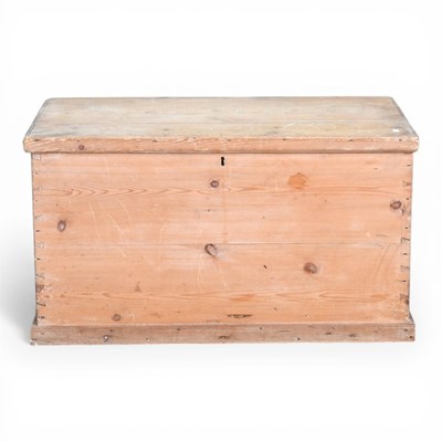 Lot 365 - A pine blanket box, with a hinged lid