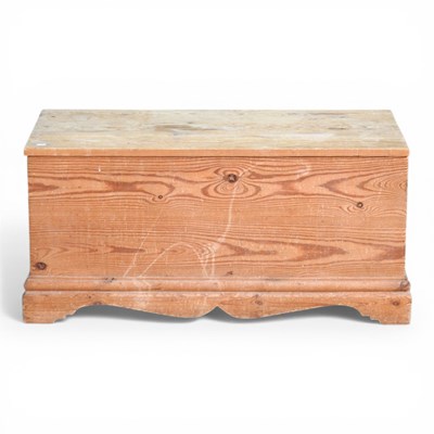 Lot 373 - A pine box, with a hinged lid