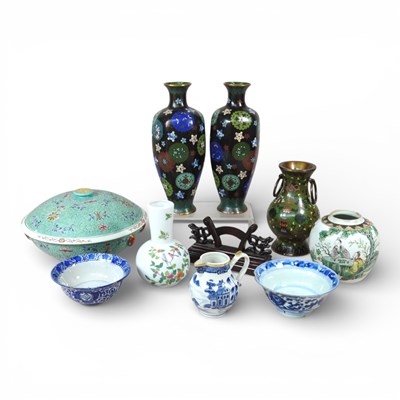 Lot 29 - A collection of Chinese and oriental items, to...