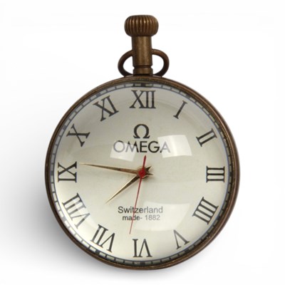 Lot 395 - A glass ball watch