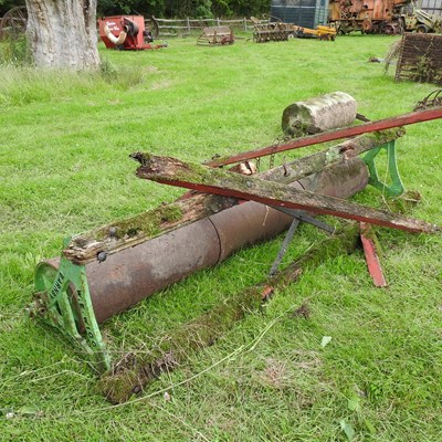 Lot 600 - A flat heavy roller, with a wooden frame