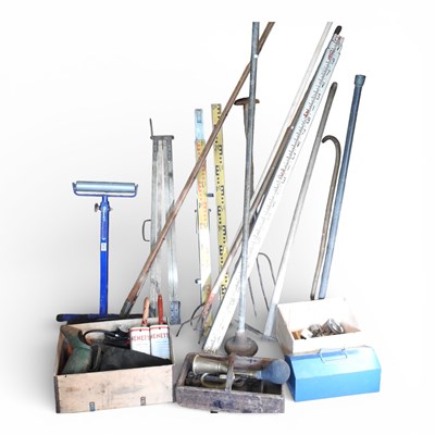 Lot 666 - A collection of gardening hand tools, surveyor'...
