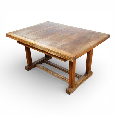 Lot 650 - An early 20th century oak draw leaf dining...