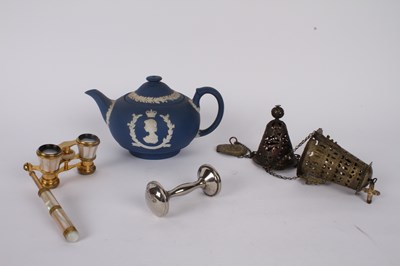 Lot 179 - A pair of mother of pearl opera glasses,...