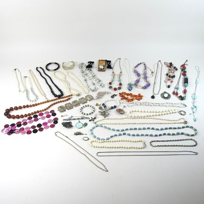 Lot 114 - A small collection of costume jewellery, to include hardstone necklaces