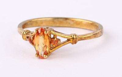 Lot 39 - A 9 carat yellow gold golden sapphire ring,...