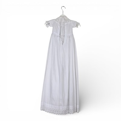 Lot 599 - A vintage christening gown.