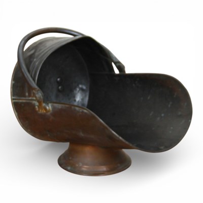 Lot 724 - An Edwardian copper coal scuttle, H35 W34 D57cm