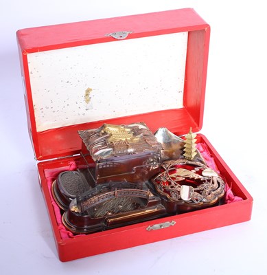 Lot 727 - A vintage Japanese pagoda musical cigarette...