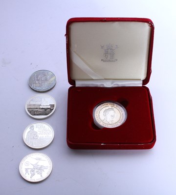 Lot 100 - A collection of five commemorative coins